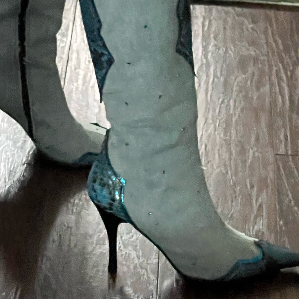 Very luxury boots, leather inside and jeans outside. Used in a good condition.